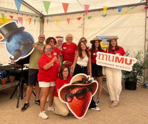 Empleados de El Pinar en el photocall con Señora Fresa, Don Arándano y muMU Berries