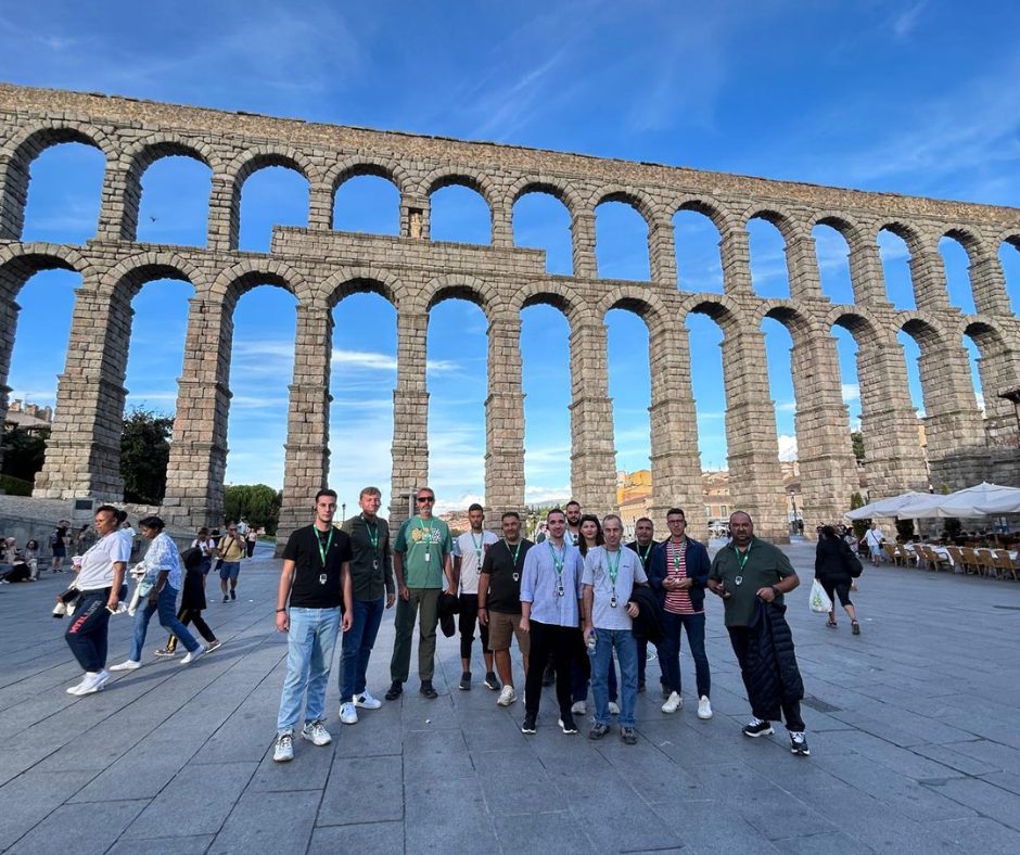 Clientes griegos de El Pinar visitando el Acueducto de Segovia