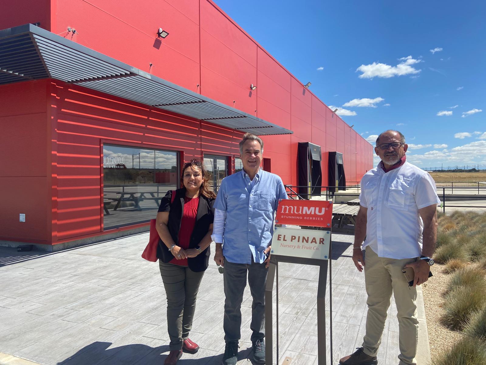 Embajador de Guatemala junto a su primer ministro y su primera secretaria y cónsul en su visita a las instalaciones de El Pinar en Segovia