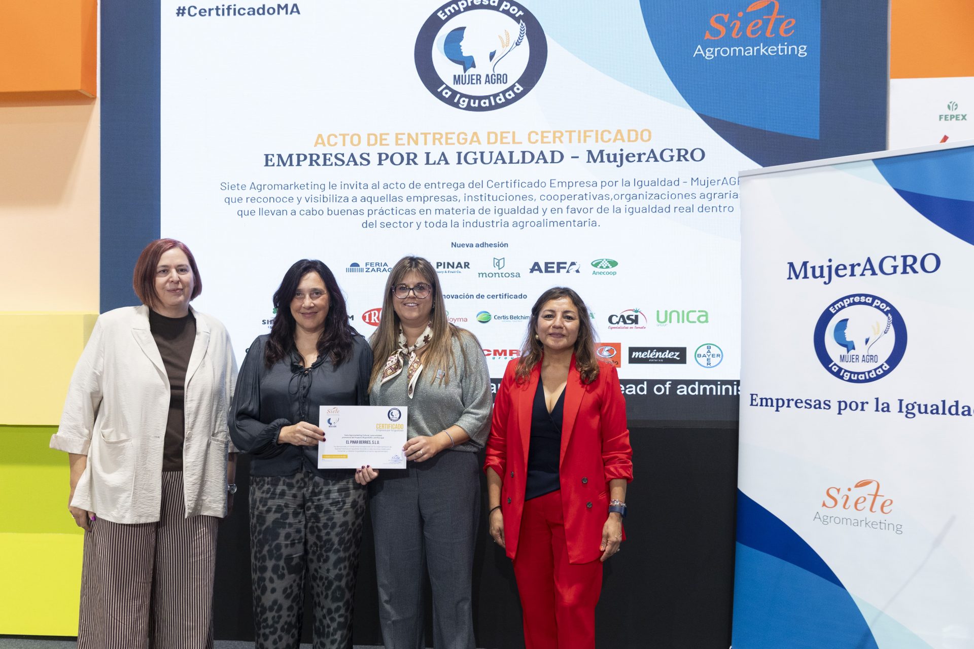 Magnolia González e Isabel Martín recogiendo el certificado Empresa por la Igualdad - MujerAGRO