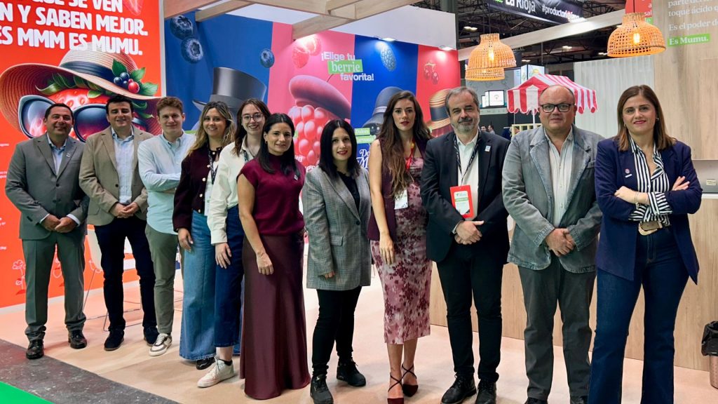 Equipo de profesionales de El Pinar en Fruit Attraction 2025 en el stand de El Pinar - muMU Berries