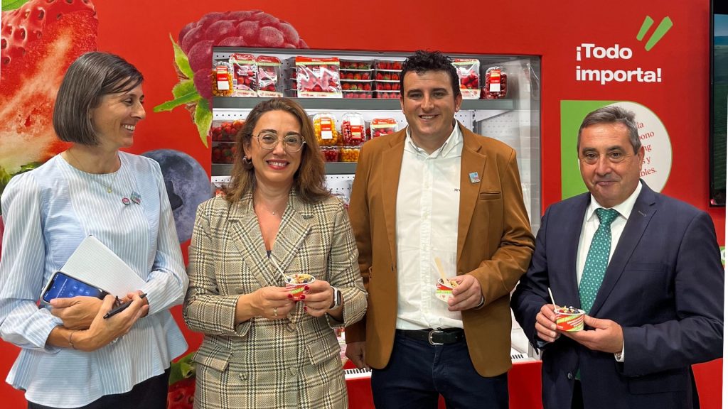 María Fiz, responsable de I+D de El Pinar; María González Corral, consejera de agricultura; Diego García, responsable de negocio de fruta; y Luis Planas, ministro de agricultura en el stand de El Pinar - muMU Berries en Fruit Attracion 2025
