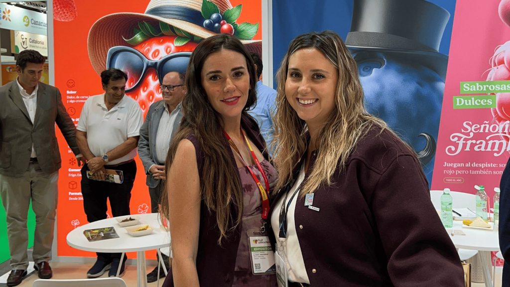 Eugenia Llorente y Lara Rodríguez, compañeras del equipo comercial de fruta, en Fruit Attraction 2025