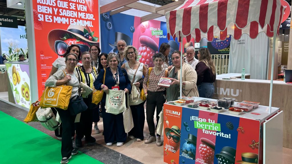 Asistentes de Club de Fruterías Selectas al stand de El Pinar - muMU Berries en FA'25