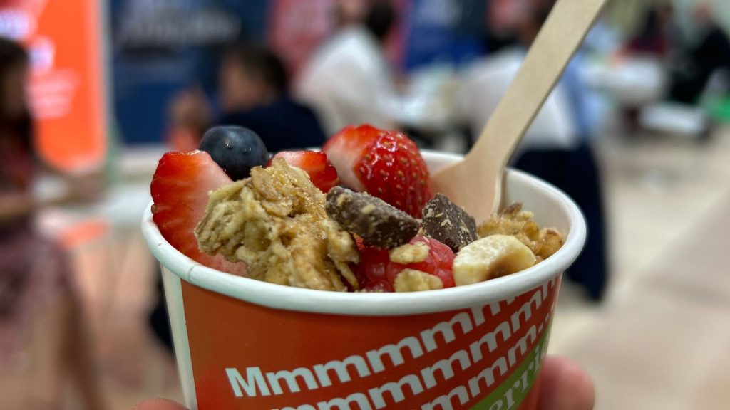 Vasito muMU Berries con yogurt, granola y frutos rojos