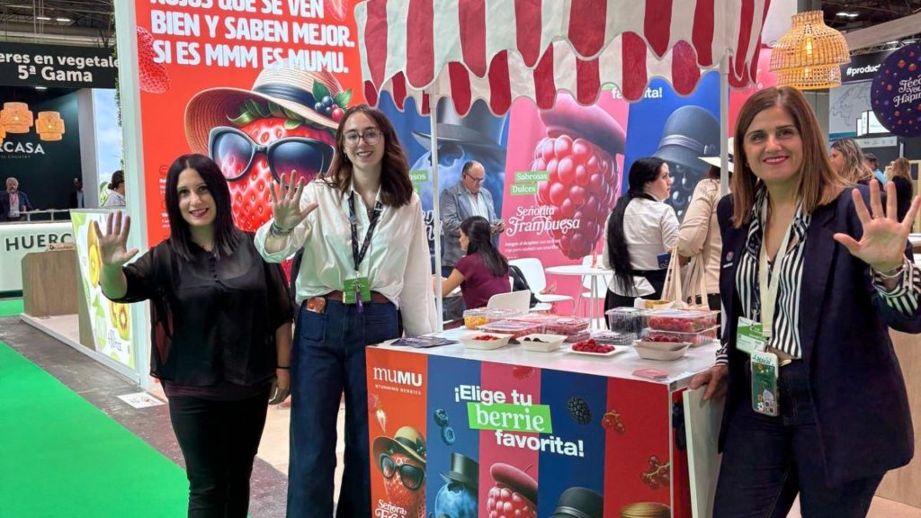 Cristina Santomé, Lucía de Pablos y Aroa González, equipo de comunicación de El Pinar - muMU Berries en Fruit Attraction 2025