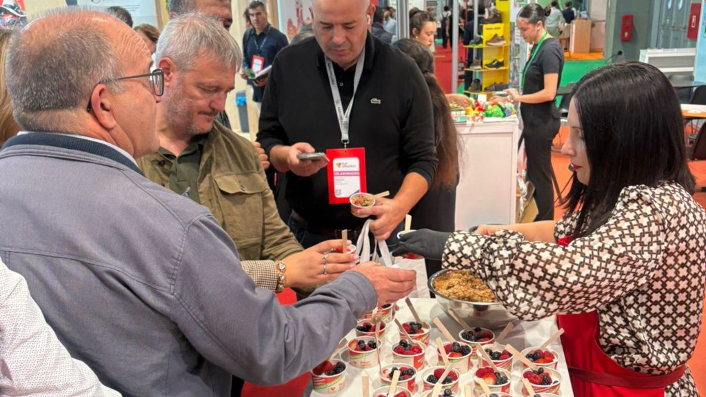 Degustación de vasitos muMU Berries en el stand de 5 al día