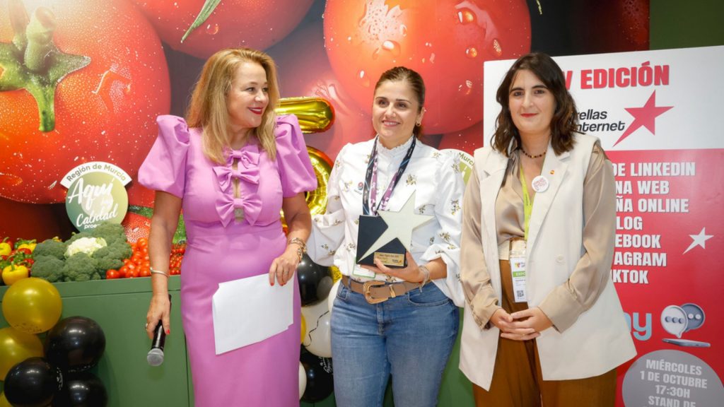 Aroa González, responsable del departamento de comunicación de El Pinar, recogiendo el premio Estrellas de Internet a Mejor Página Web 2025
