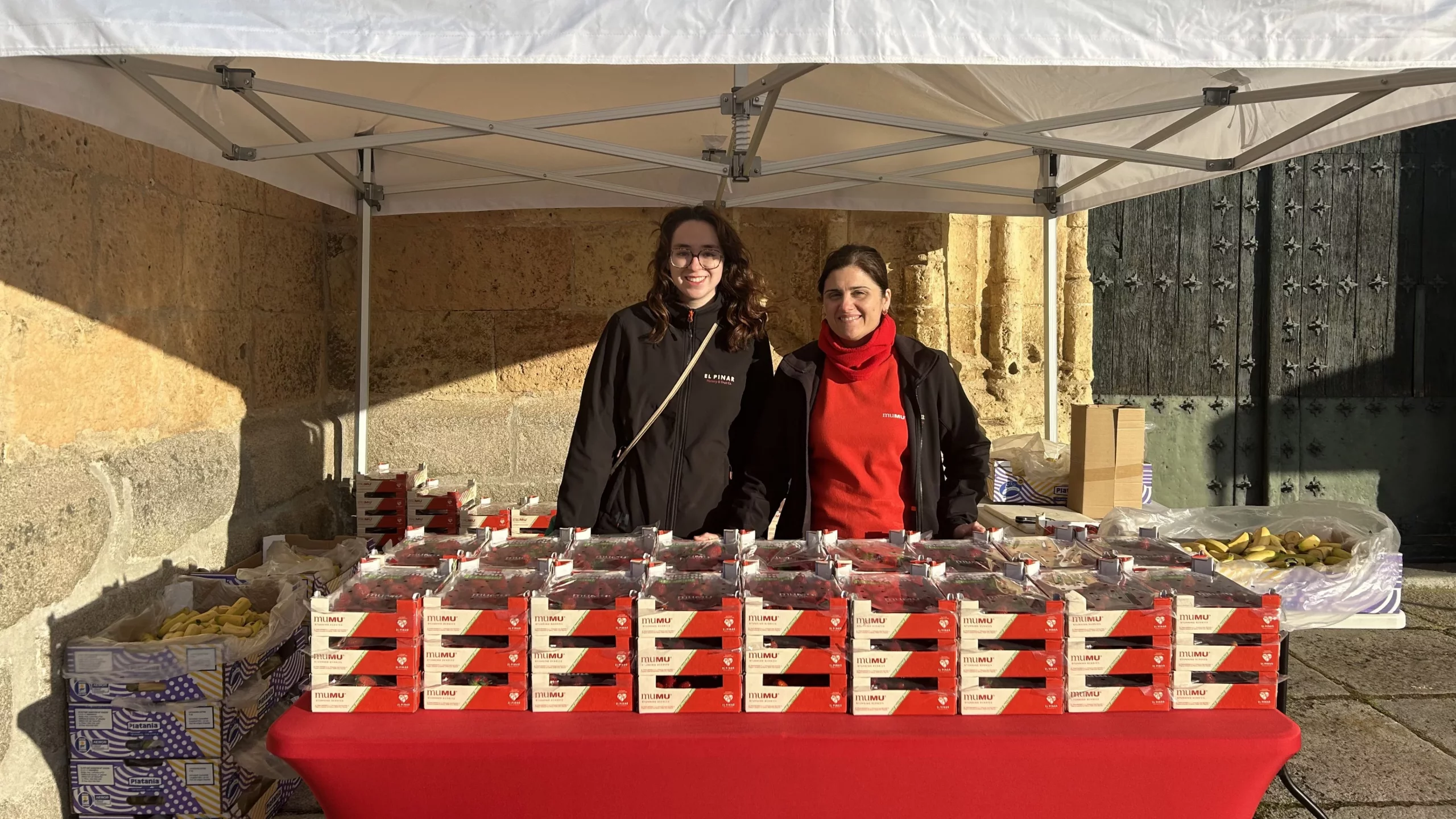 Lucía de Pablos y Aroa González, de El Pinar, en el punto de avituallamiento de MUMU Berries en la XVIII Media Maratón Cajaviva de Segovia