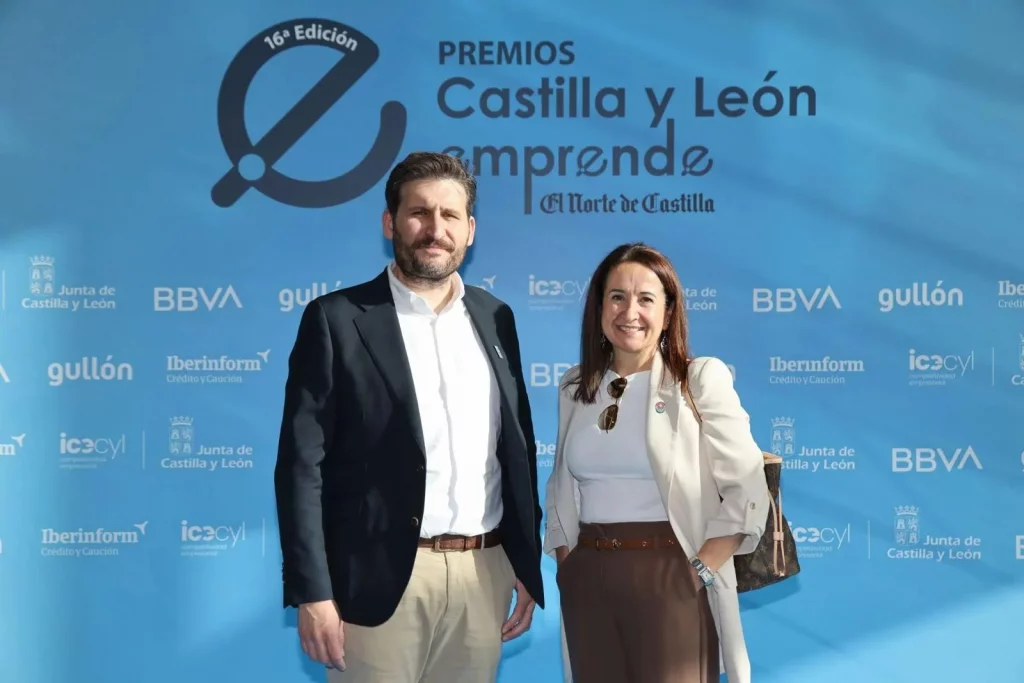 Mario Esteban, CEO de El Pinar, y María Ángeles Hernández, Directora de estructura de negocios, en los XVI Premios Castilla y León Emprende.