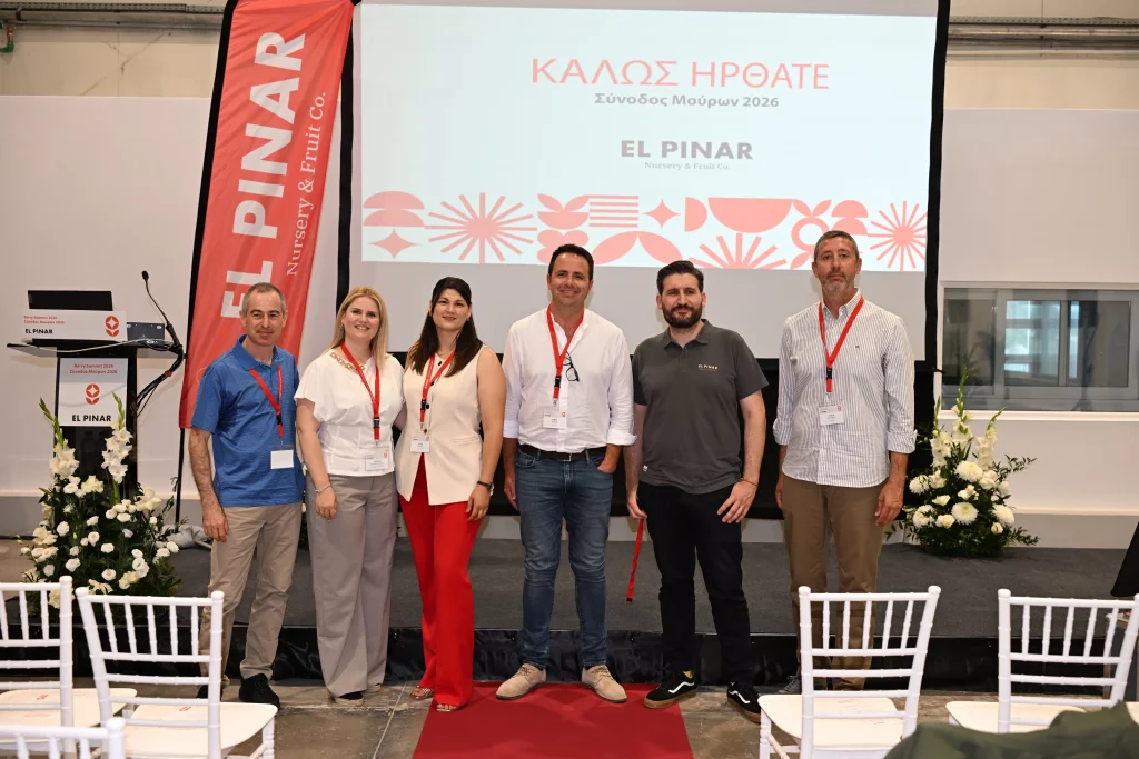 Equipo comercial de planta en Grecia, junto a Mario Esteban, CEO de El Pinar, en Berry Summit Greece 2026.