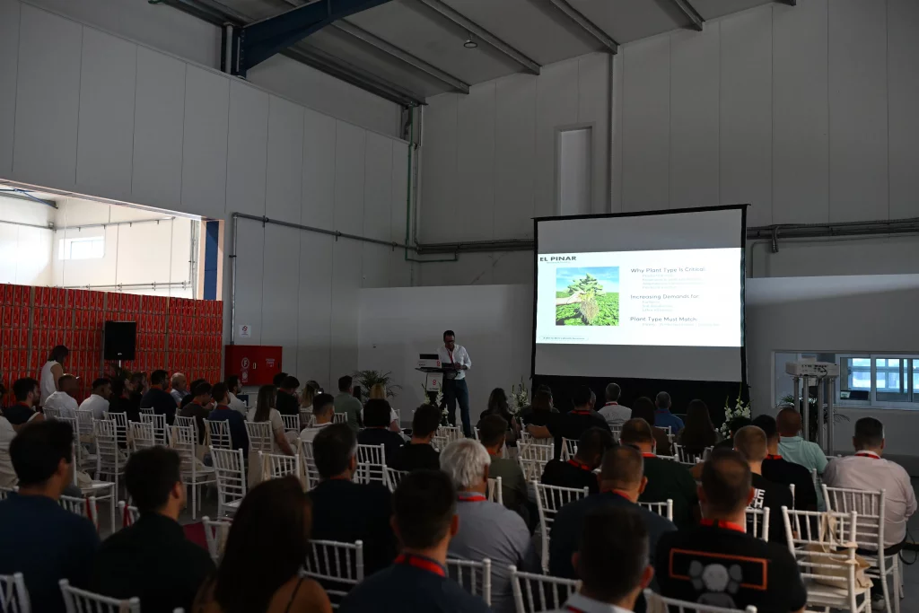 Ponencia de Jorge Muñoz, responsable técnico comercial de planta, en Berry Summit Greece 2026 de El Pinar.
