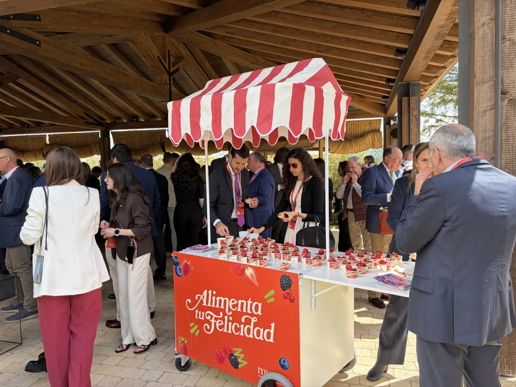 Asistentes al IV Congreso de la Industria Alimentaria de Vitartis en el córner de El Pinar - MUMU Berries durante el aperitivo de media mañana.