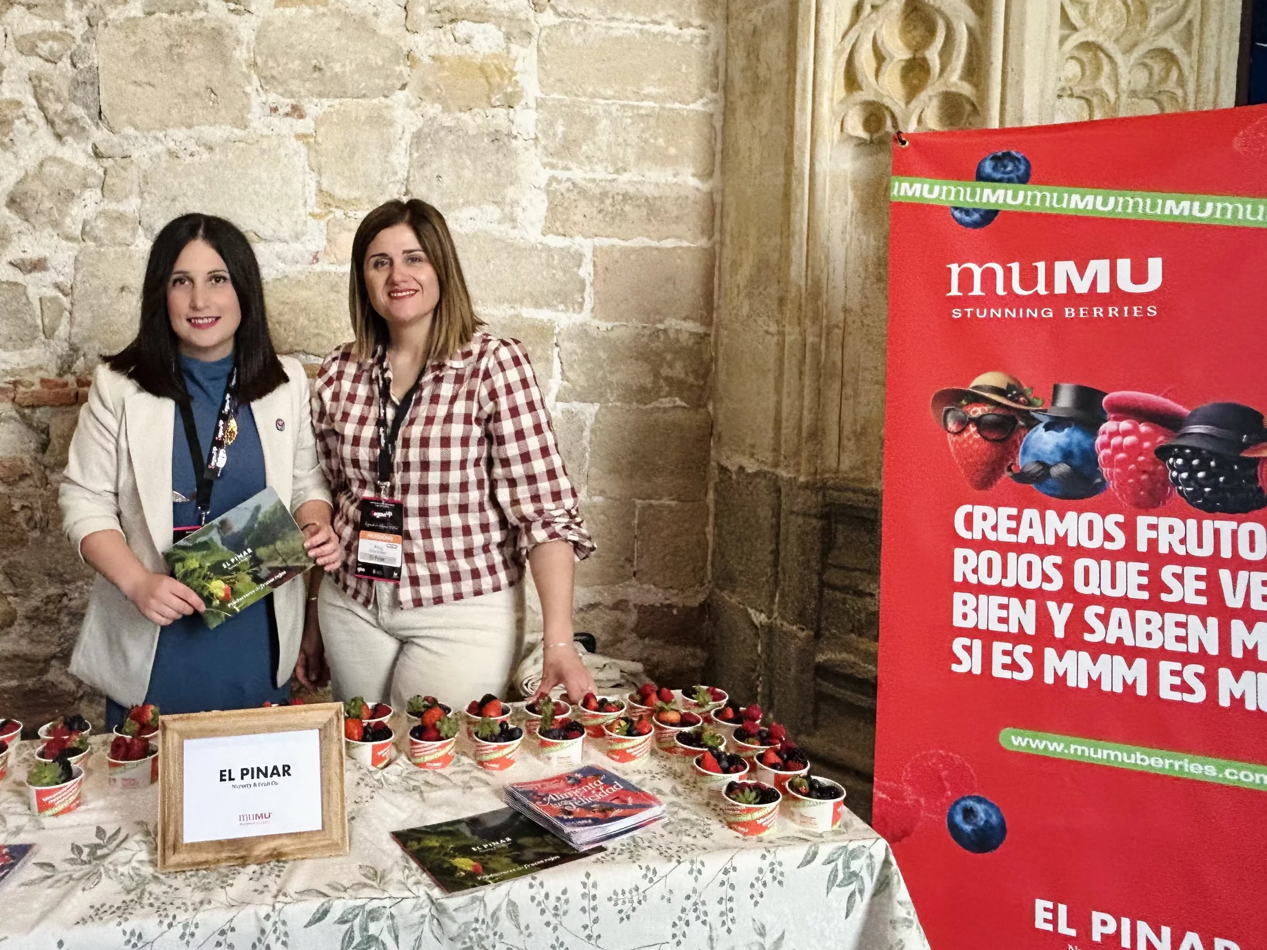 Equipo de comunicación de El Pinar - MUMU Berries en la mesa informativa y de degustación en la III edición de SegoviUp.