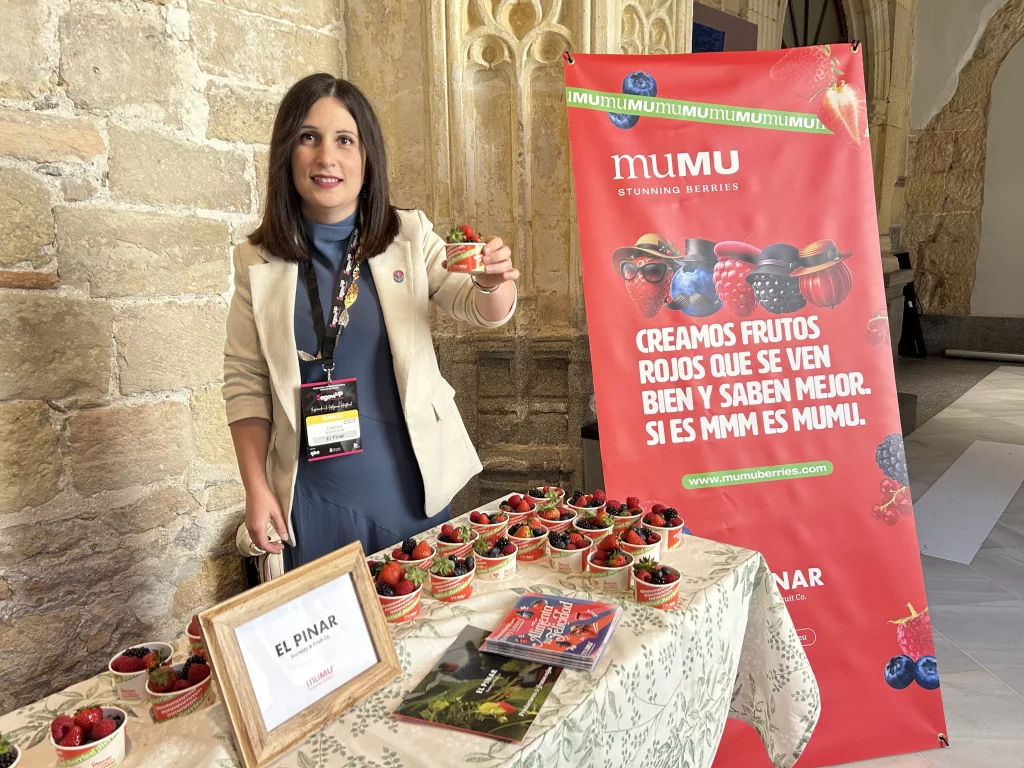 Mesa informativa, junto a vasitos relleno de frutos rojos, de El Pinar - MUMU Berries en la III edición de SegoviUp.